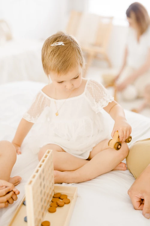 enfant jouer jouet gris marron